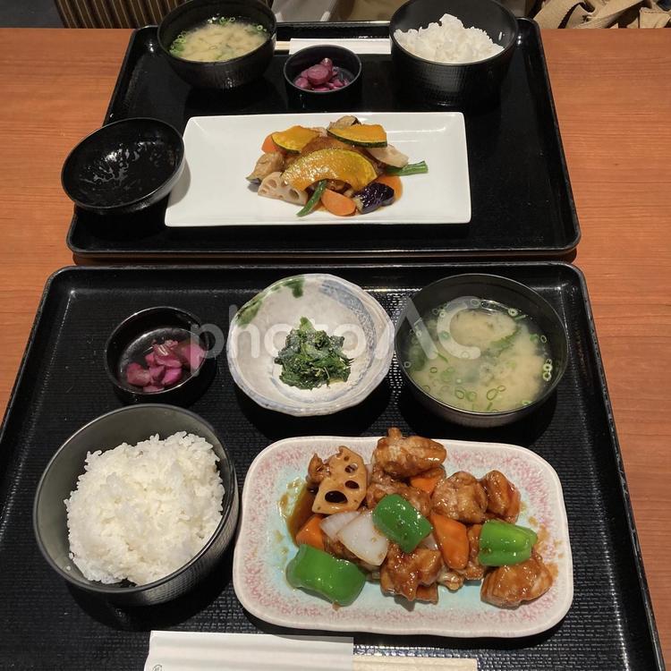 若鶏の唐揚げとハンバーグ 外食,若鶏,食事の写真素材