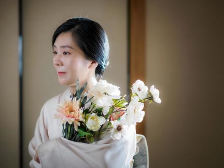 33:花と着物の女性 33:花と着物の女性 着物,花,花束の写真素材