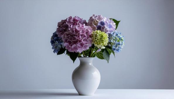 白い花瓶に生けられた花束 白背景 白い花瓶に生けられた花束 白背景の写真