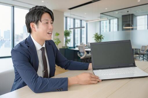 説明するビジネスマン 男性,ビジネスマン,スーツの写真素材