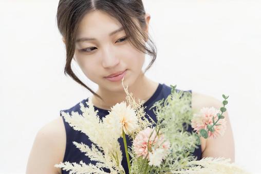 ドライフラワーの花束を持つ女性 ドライフラワーの花束を持つ女性 女性,花,花束の写真素材