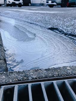 寒い朝に張った薄い氷(道路) 寒い朝に張った薄い氷(道路)の写真
