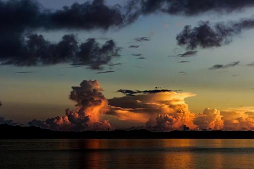 <素材>夏の雨の夕暮れの海の風景 <素材>夏の雨の夕暮れの海の風景 海,夕焼け,夕方の写真素材