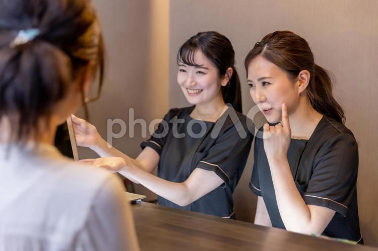 肌診断・肌年齢のチェックをする女性 肌診断,肌年齢,肌バランスの写真素材