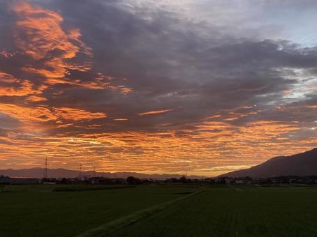 夏の朝焼け空と雲と山(横) 夏の朝焼け空と雲と山(横)の写真