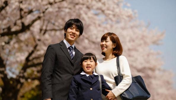 桜の木の下で家族が微笑む写真 桜の木の下で家族が微笑む写真の写真