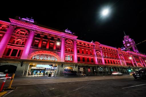 メルボルン夜のフリンダース駅 フリンダースストリート駅,駅舎,ライトアップの写真素材