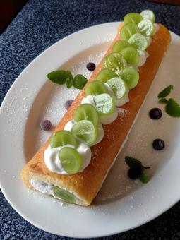 シャインマスカット ロールケーキ シャインマスカット ロールケーキ 食べ物,スイーツ,手作りの写真素材