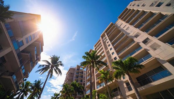高層マンションを見上げるの写真
