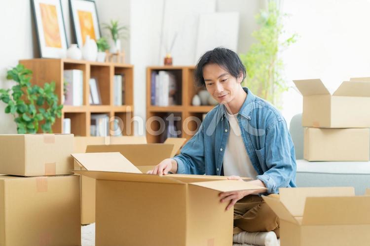 引越しをする若い男性 引越し,男性,引っ越しの写真素材