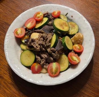 牛肉とズッキーニ等のニラ醤油炒めとトマト 牛肉とズッキーニ等のニラ醤油炒めとトマト 牛肉,ズッキーニ,自家栽培の写真素材