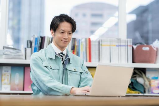 オフィスで仕事をする若いエンジニア オフィスで仕事をする若いエンジニア エンジニア,設計士,ビジネスの写真素材