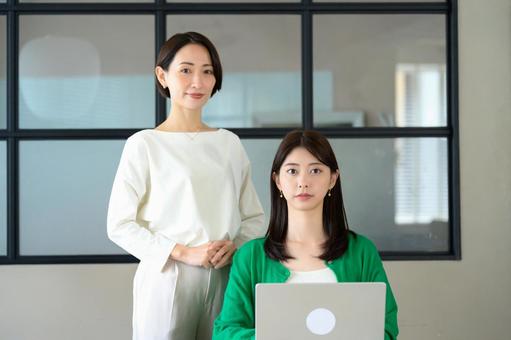 オフィスで仕事をする女性 オフィスで仕事をする女性 日本人,30代,女性の写真素材
