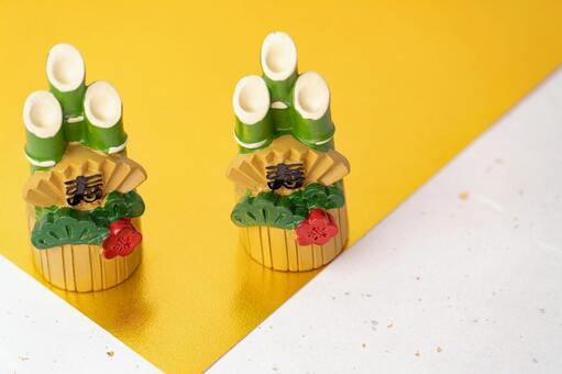 黄色背景に並ぶミニチュア門松の正月飾り 門松,正月,飾りの写真素材