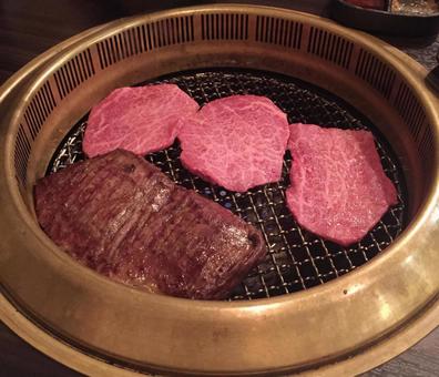 高級焼肉店で焼肉 高級焼肉店で焼肉 焼肉,肉,焼肉店の写真素材
