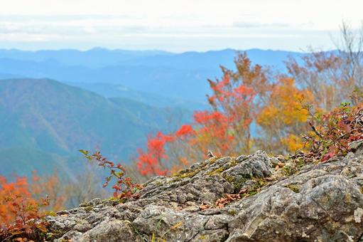 小さな紅葉と山並み 紅葉,秋,空の写真素材