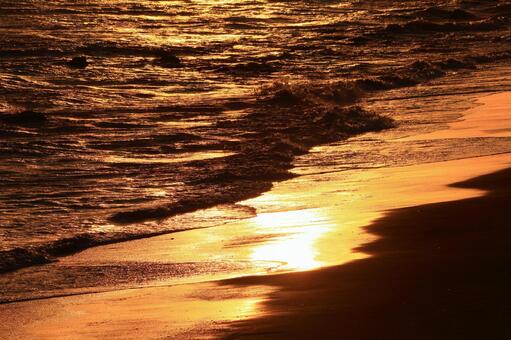 夕陽の当たる渚 夕陽の当たる渚の写真