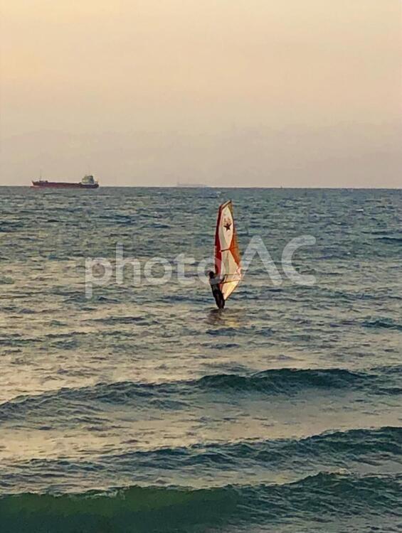ウィンドサーフィンと海 ウィンドサーフィンと海,ウィンドサーフィン,海の写真素材