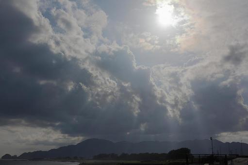 闇から光 空,自然,風景の写真素材