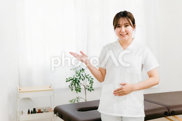整体師・マッサージ師の日本人女性（整骨） 整体,マッサージ,整体師の写真素材