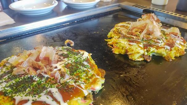 鉄板で焼くお好み焼き 鉄板で焼くお好み焼きの写真