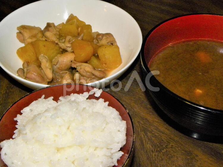 ある日の夕食　鶏肉とりんごのハチミツ煮　みそ汁　ごはん ごはん,ご飯,はちみつの写真素材