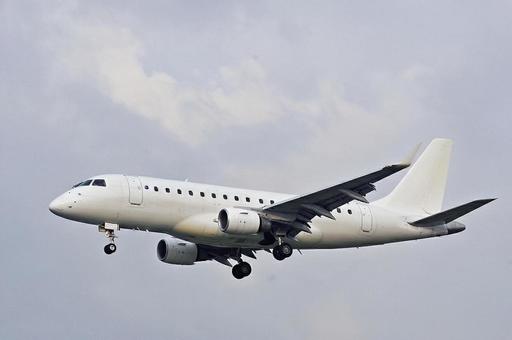 飛行機　エンブラエル170 旅客機,航空機,エンジンの写真素材