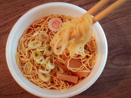 簡易ラーメン、持ち上げ ラーメン,醤油味,割り箸の写真素材