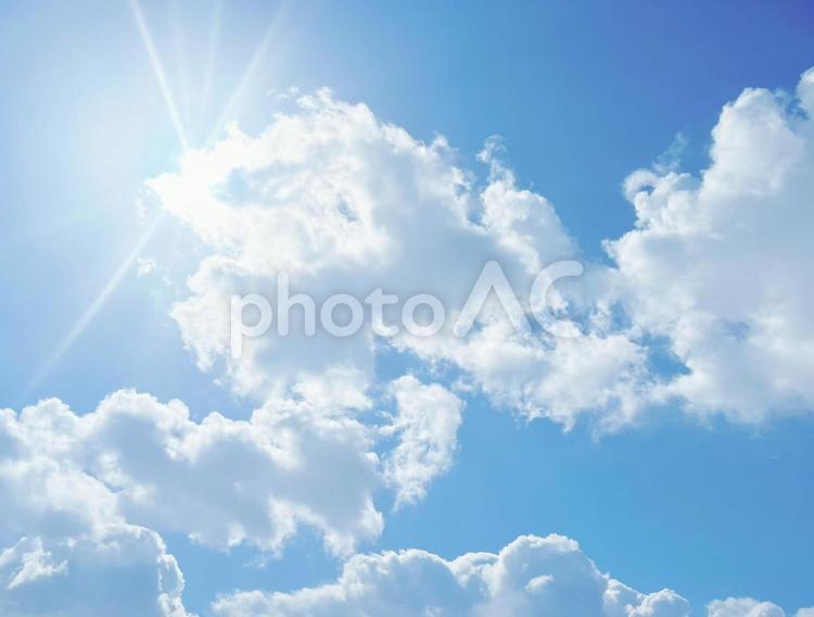 青空と雲と輝く太陽 空,青空,雲の写真素材