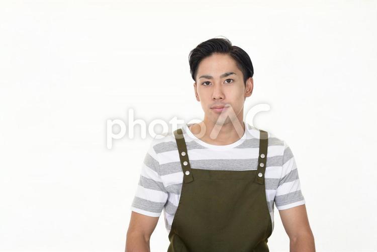 微笑むエプロン姿の男性 男性,家事,微笑むの写真素材