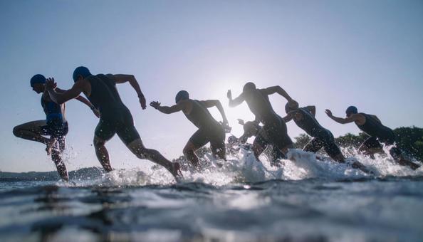 トライアスロン マラソンする選手たち トライアスロン マラソンする選手たちの写真