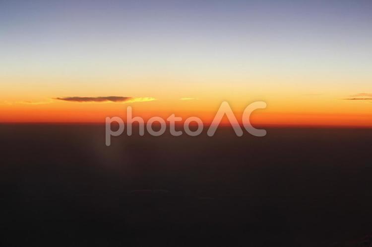 昼と夜の境界に浮かぶレンズ雲 夕焼け,レンズ雲,上空の写真素材