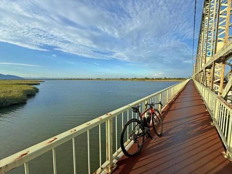 夕方、長良川を伊勢大橋で渡る 伊勢大橋,長良川,橋の写真素材