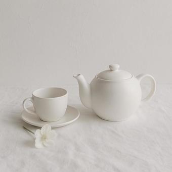 白い器と白花の静物 白い器と白花の静物の写真