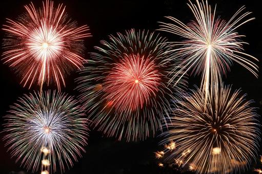 夏の夜空を彩る風物詩 夏の夜空を彩る風物詩 花火,花火大会,夏の風物詩の写真素材