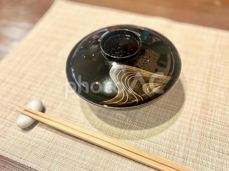 漆塗りの蓋付きのお椀 漆器,椀物,食事の写真素材