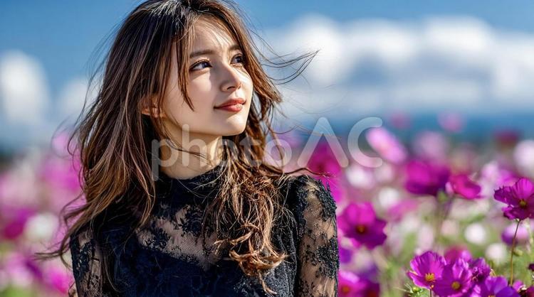 コスモス畑で微笑む女性の秋ポートレート 女性,コスモス,花の写真素材