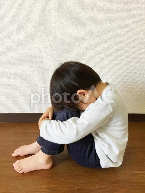うずくまる子ども（悲しい・落ち込む・拗ねる） こども,うずくまる,泣くの写真素材