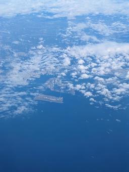 空から見た神戸空港とポートアイランド 空から見た神戸空港とポートアイランドの写真