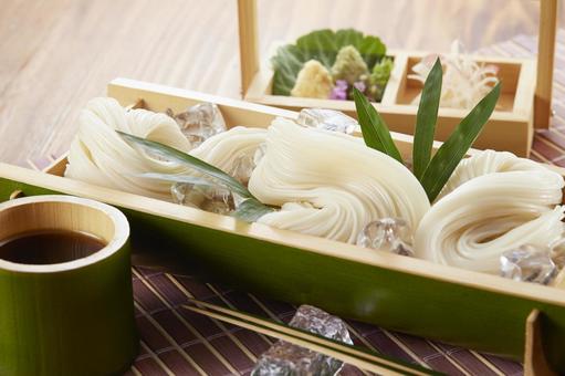 Cool-looking somen noodles served in a bamboo bowl, JPG