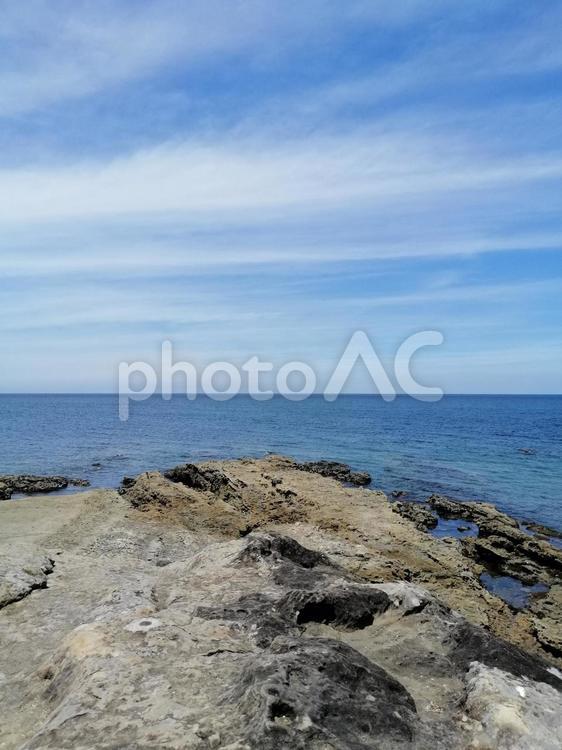 岩場からの空と海 海,岩,水平線の写真素材