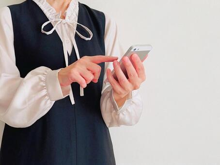 スマホから上司に連絡を取る女性 スマホ,女性,snsの写真素材