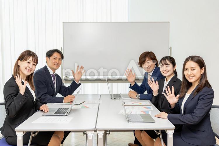 商談をするスーツ姿の男女（カメラ目線） 会議,ビジネス,商談の写真素材