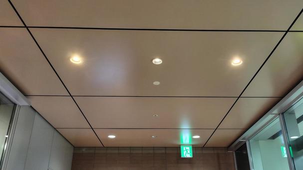 通路や会場のLEDスポットライト天井照明 通路や会場のLEDスポットライト天井照明 led照明,天井照明,灯の写真素材