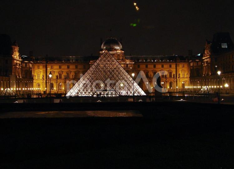 フランス　冬のパリ　ルーブル美術館の夜景 フランス,パリ,ルーブルの写真素材