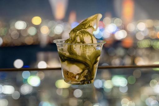 夜景と楽しむ抹茶サンデー 夜景と楽しむ抹茶サンデー アイス,抹茶,夜景の写真素材