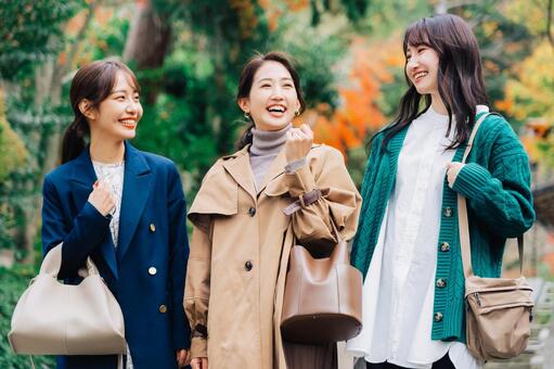 紅葉シーズンに旅行をする女性3人組 女性,紅葉,秋の写真素材