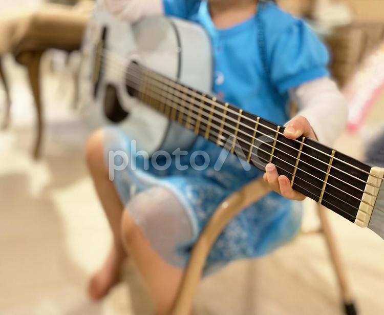 ギターを弾く子ども ギター,子ども,弾くの写真素材