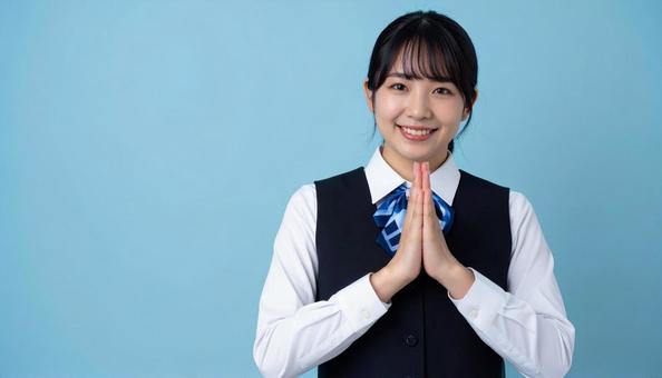 両手をあわせお願いするビジネスウーマン 両手をあわせお願いするビジネスウーマンの写真