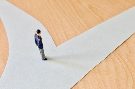 分かれ道と2択の選択肢で悩む男性 分かれ道,男性,迷うの写真素材